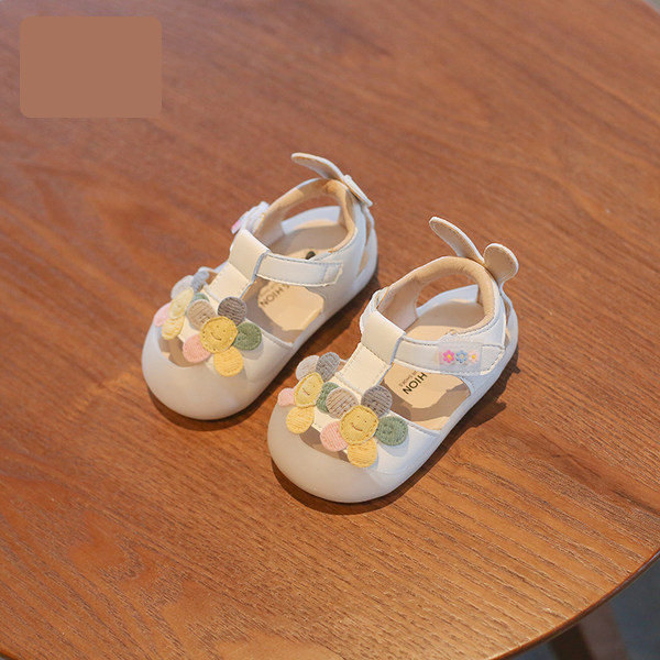 Бебешки сандали с велкро закопчаване и 3D декорация 