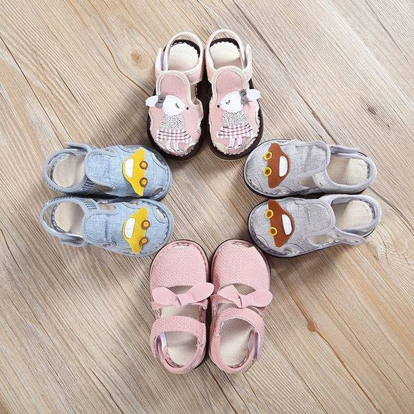Kleebistega beebisandaalid tüdrukutele ja poistele - mitu mudelit
