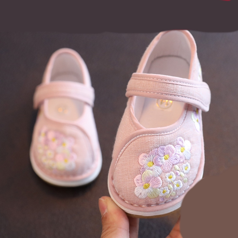 Beebi vabaajajalatsid roosa tikandiga