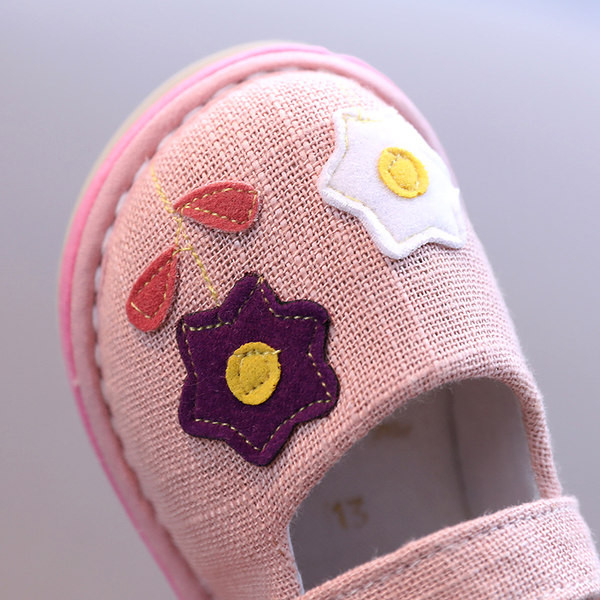 Kleebistega beebisandaalid tüdrukutele - kaks mudelit