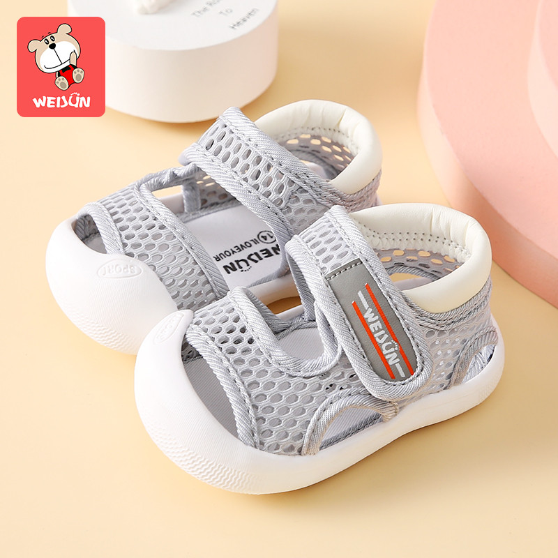 Võrkkanga ja plaastriga beebisandaalid