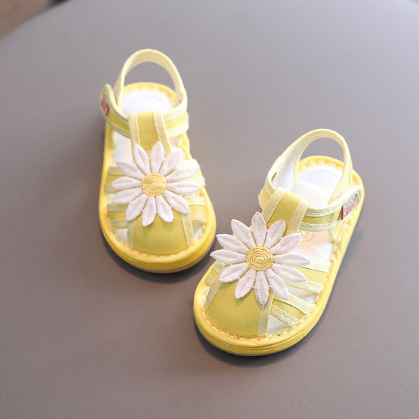 Lillekaunistusega kollased beebisandaalid
