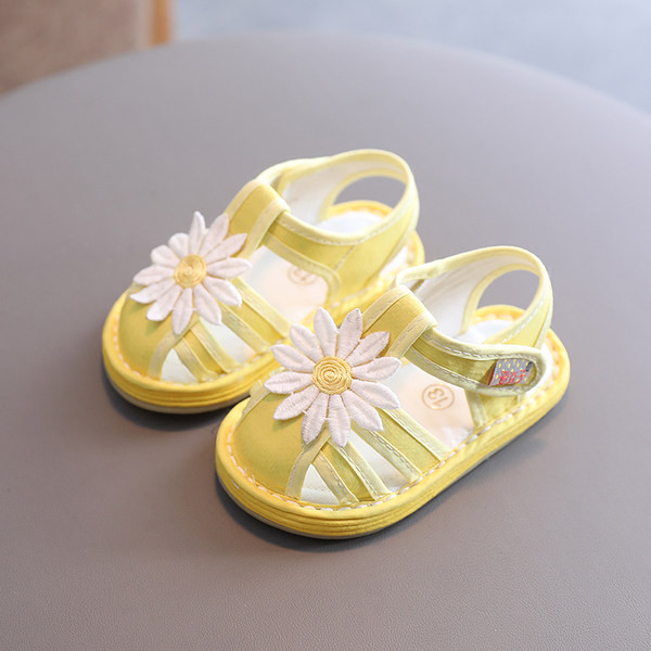 Lillekaunistusega kollased beebisandaalid