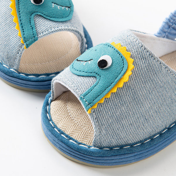 Dinosauruse ja kummiga beebisandaalid