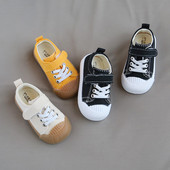 Beebi tossud lipsude ja takjapaelaga