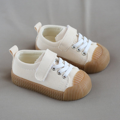 Beebi tossud lipsude ja takjapaelaga