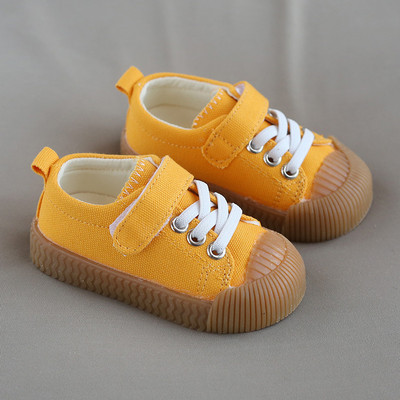 Beebi tossud lipsude ja takjapaelaga