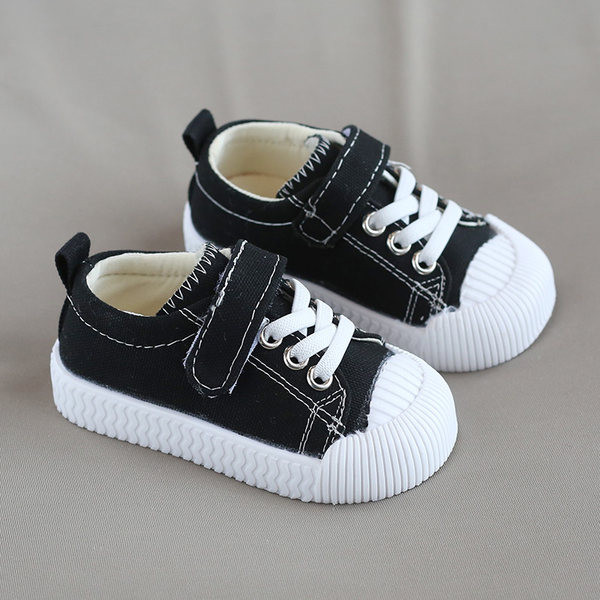 Beebi tossud lipsude ja takjapaelaga