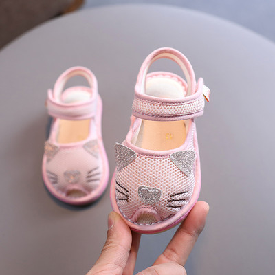 3D-elemendi ja kleebistega beebisandaalid