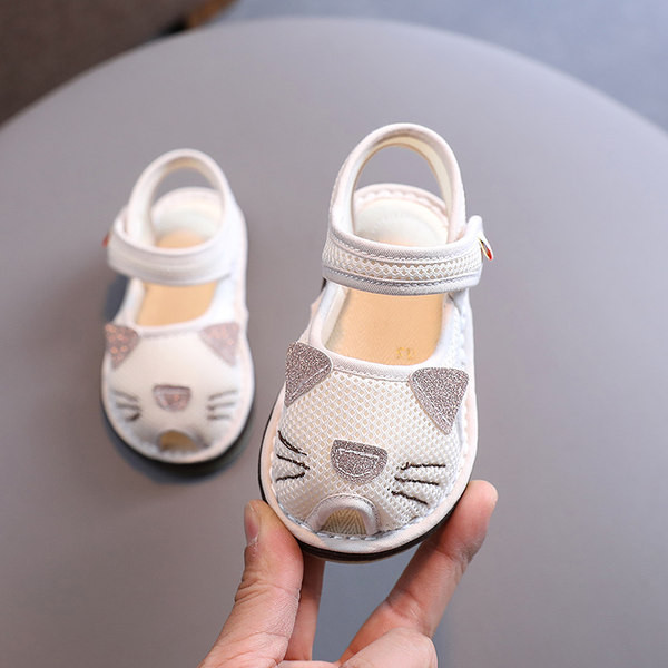 3D-elemendi ja kleebistega beebisandaalid