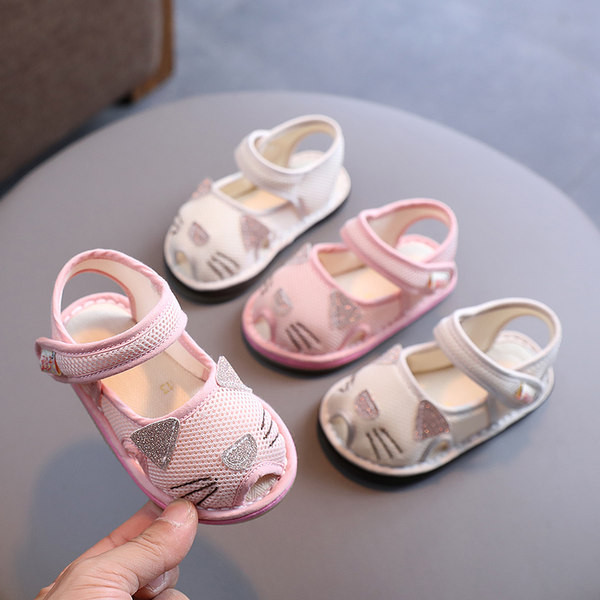 3D-elemendi ja kleebistega beebisandaalid