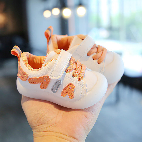 Võrgusilma ja pealdisega beebisandaalid