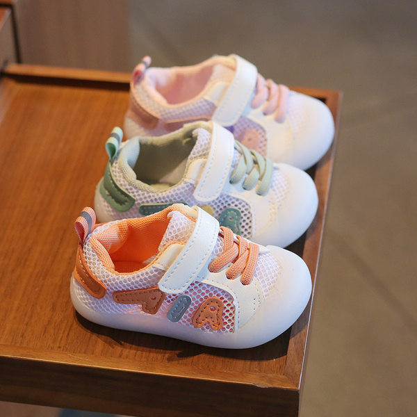 Võrgusilma ja pealdisega beebisandaalid