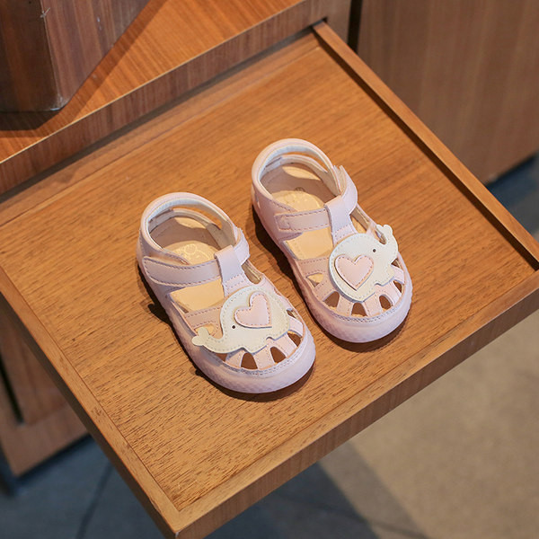 Beebi kinnised takjakinnituse ja aplikatsiooniga sandaalid