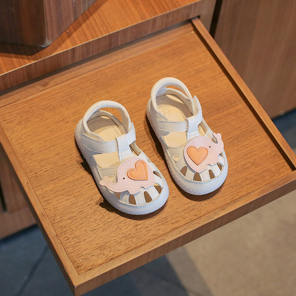 Beebi kinnised takjakinnituse ja aplikatsiooniga sandaalid