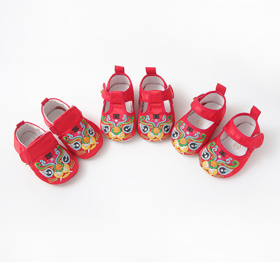 Бебешки обувки в червен цвят с бродерия - няколко модела
