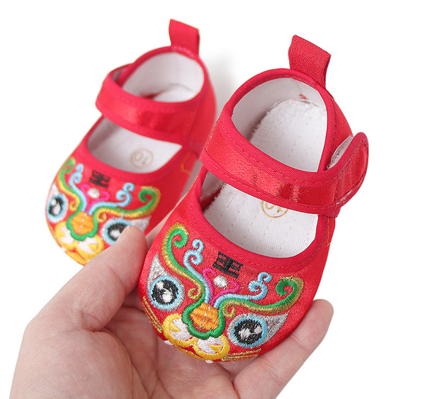 Beebi kingad punased tikandiga - mitu mudelit