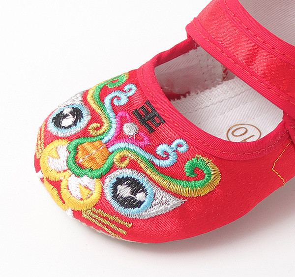 Beebi kingad punased tikandiga - mitu mudelit