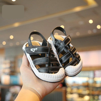 Takjakinnitusega ja lameda tallaga beebisandaalid poistele