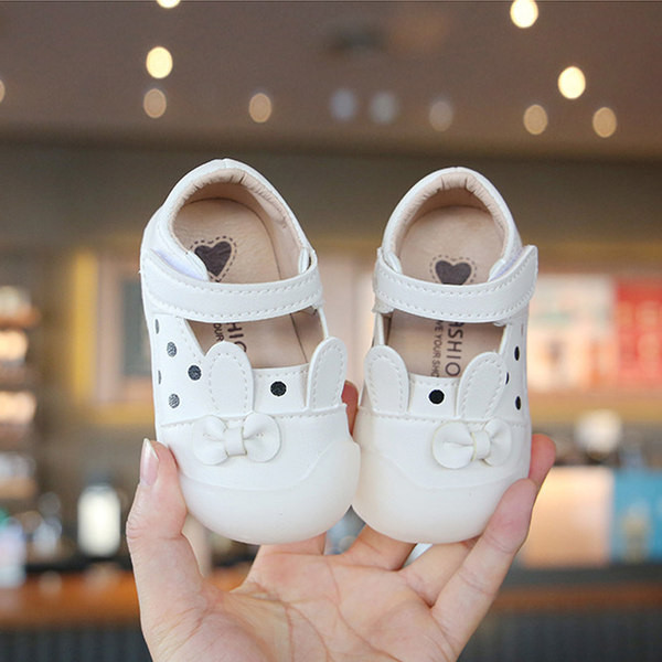 Nahast kleebiste ja paelaga beebikingad