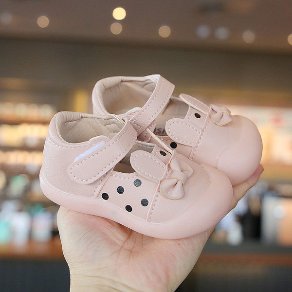 Nahast kleebiste ja paelaga beebikingad