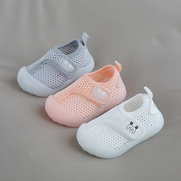 Beebi hingavad jalatsid teibiga