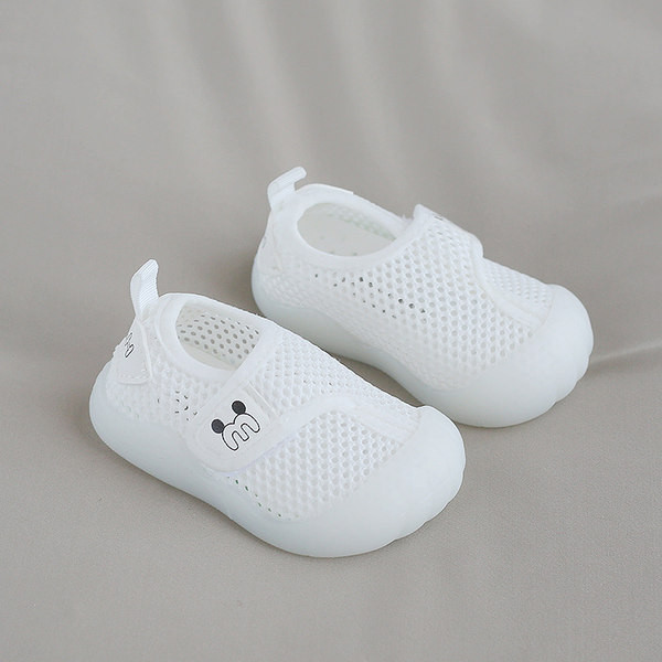 Beebi hingavad jalatsid teibiga