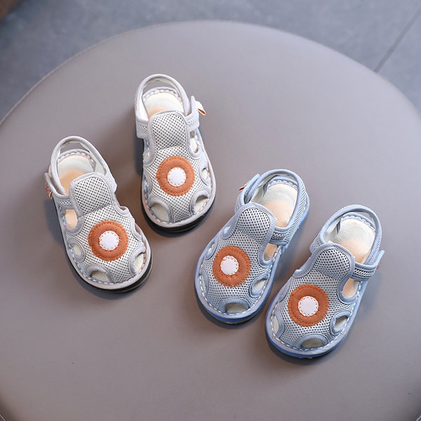 Pehme tallaga beebisandaalid poistele