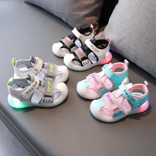 Lappide ja helendava tallaga beebisandaalid