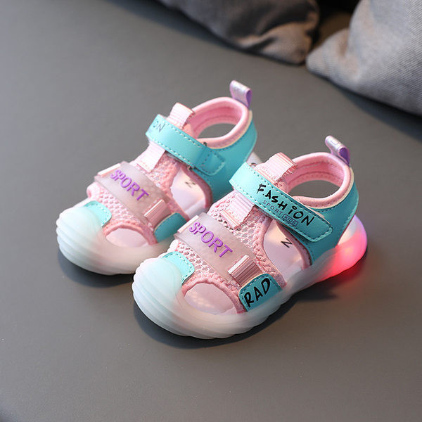 Lappide ja helendava tallaga beebisandaalid