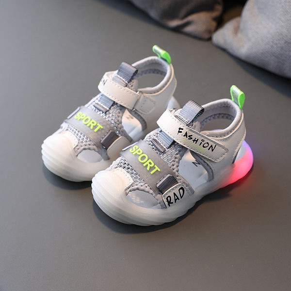 Lappide ja helendava tallaga beebisandaalid