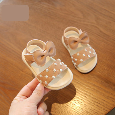 Takjakinnitusega, pärlite ja paelaga beebisandaalid