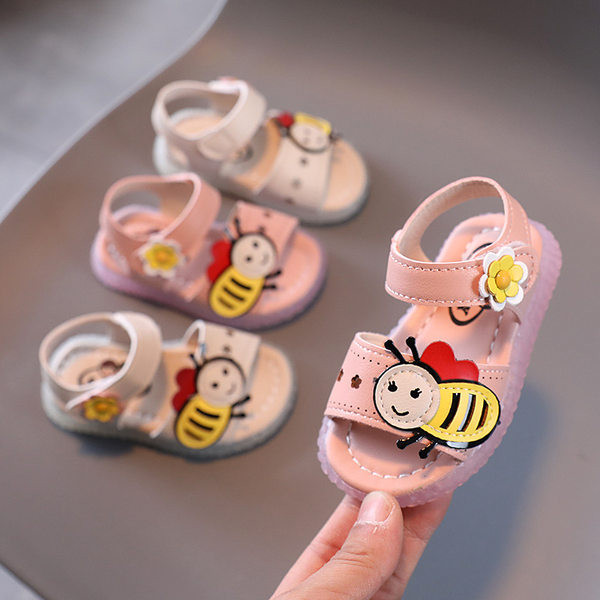 Mitmes värvitoonis 3D-elemendiga laste vabaaja sandaalid