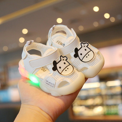 Бебешки затворени сандали с 3D апликация 