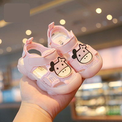 Бебешки затворени сандали с 3D апликация 