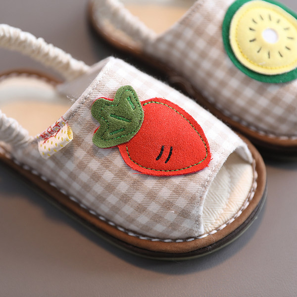 Ruudulised kummiga beebisandaalid