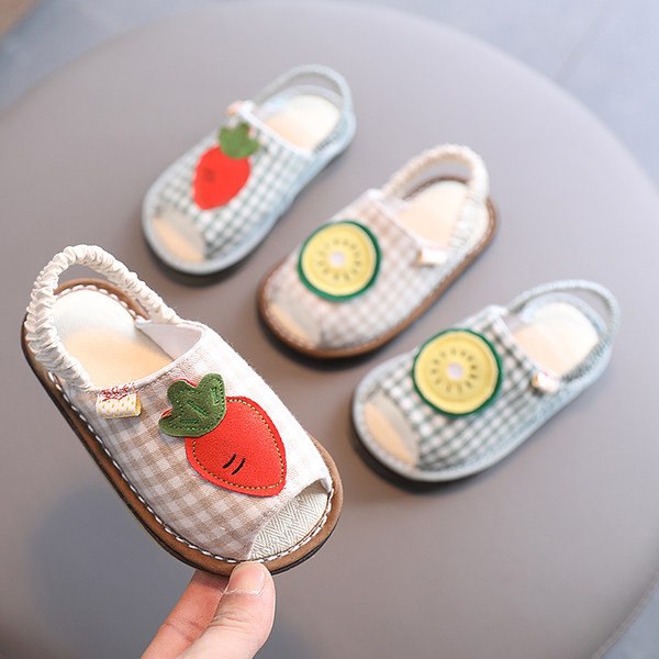 Ruudulised kummiga beebisandaalid