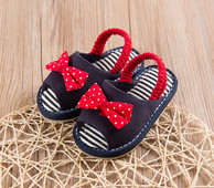 Kummi ja täppidega paelaga beebisandaalid