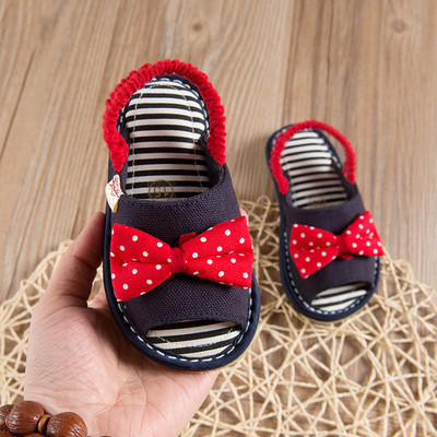 Kummi ja täppidega paelaga beebisandaalid