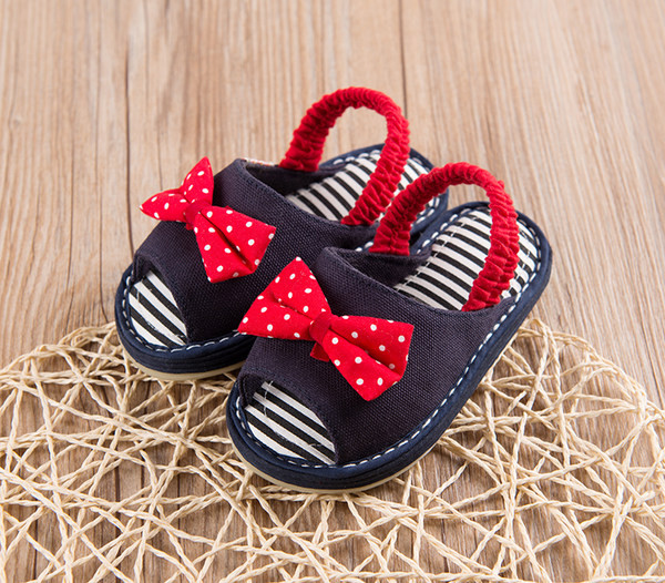 Kummi ja täppidega paelaga beebisandaalid