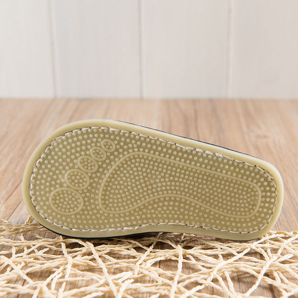 Kummi ja täppidega paelaga beebisandaalid