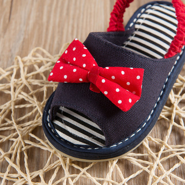 Kummi ja täppidega paelaga beebisandaalid