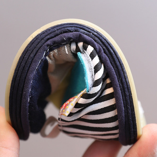 Kleebistega hingavad beebikingad