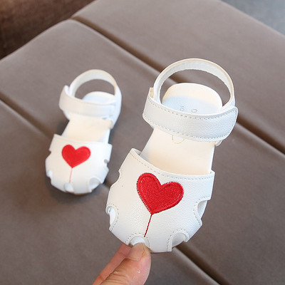 Бебешки модерни сандали с апликация сърце 
