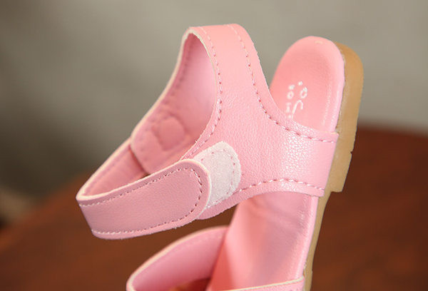 Бебешки модерни сандали с апликация сърце 