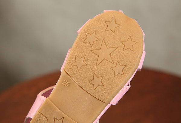 Бебешки модерни сандали с апликация сърце 