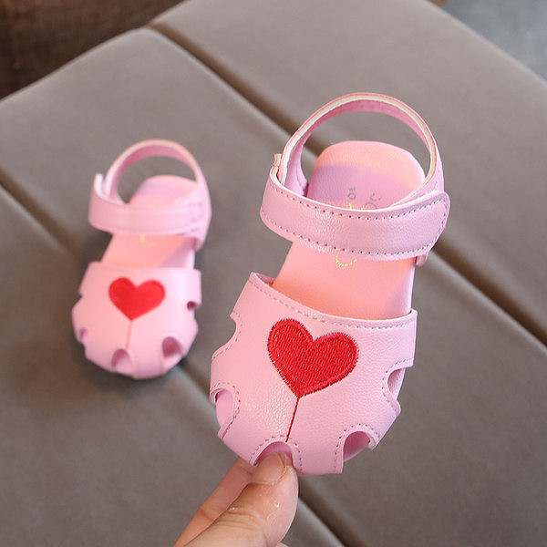 Бебешки модерни сандали с апликация сърце 