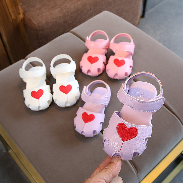 Бебешки модерни сандали с апликация сърце 