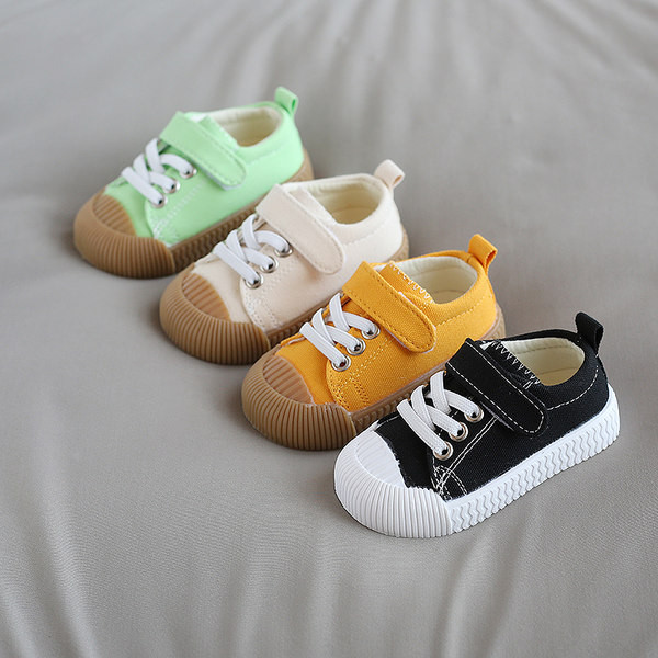 Beebi lõuendist kingad paelte ja libisemiskindla tallaga