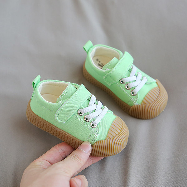 Beebi lõuendist kingad paelte ja libisemiskindla tallaga